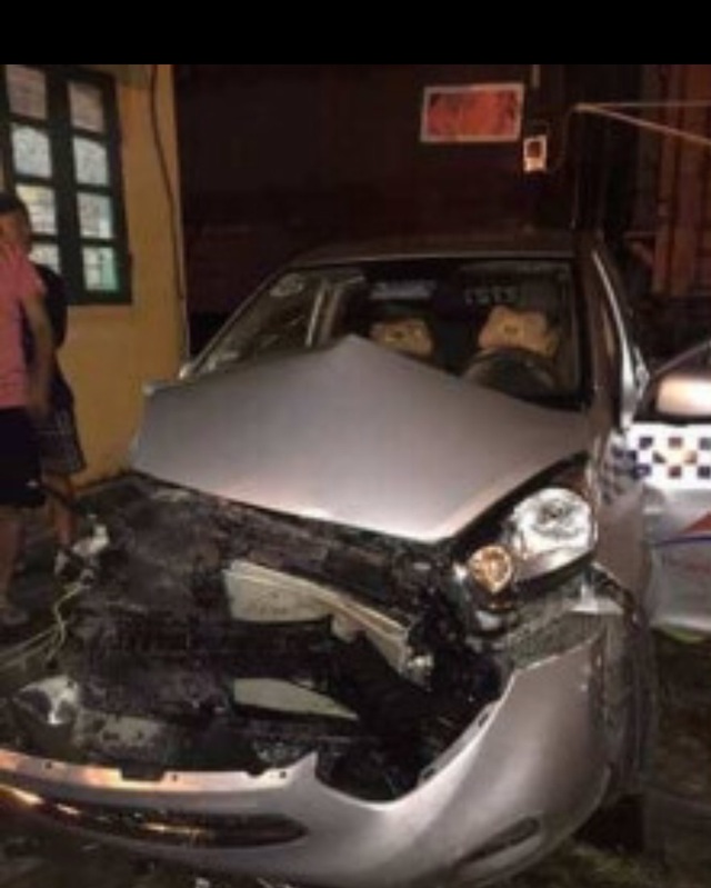 Băng qua đường tàu, xe taxi bi đâm nát - 1 Đầu chiếc xe Taxi bị nát bét sau khi bị tầu hỏa đâm