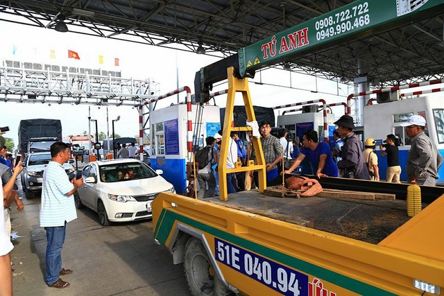 Đình chỉ vụ án đối với giám đốc chém tài xế liên quan BOT Cai Lậy - 2 Chiếc xe của công ty Tú Anh tham gia cẩu xe của tài xế ở BOT Cai Lậy hôm 1/12