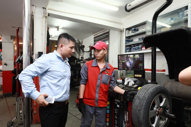 Mừng sinh nhật 5 năm B-select Dân Chủ với hàng ngàn ưu đãi - 4 Khách hàng được đội ngũ kỹ thuật viên của B-select Dân Chủ tư vấn về tình trạng lốp xe và cách chăm sóc lốp phù hợp
