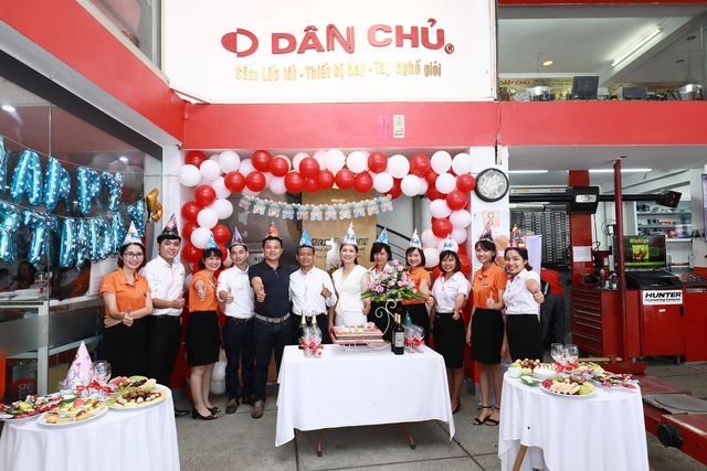 Mừng sinh nhật 5 năm B-select Dân Chủ với hàng ngàn ưu đãi - 5 Đội ngũ nhân viên tận tâm của B-select Dân Chủ luôn sẵn sàng phục vụ khách hàng bằng những sản phẩm và dịch vụ mang chất lượng tốt nhất