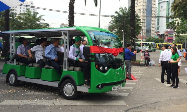 TPHCM: Xe buýt điện hút khách dịp Tết - 1 Xe buýt điện chạy khu vực trung tâm thành phố đáp ứng nhu cầu vui chơi, tham quan của du khách