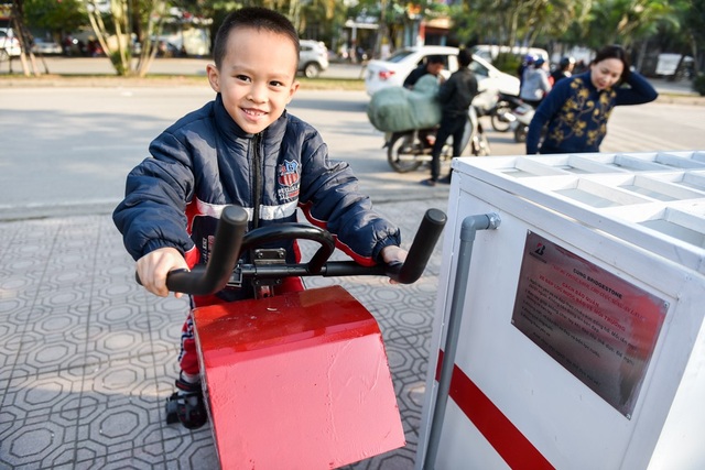 Hà Nội: Người dân hào hứng thử nghiệm xe đạp lọc nước bên hồ Hoàng Cầu - 10
Người lớn tới trẻ nhỏ đều có thể sử dụng công cụ thể dục này.