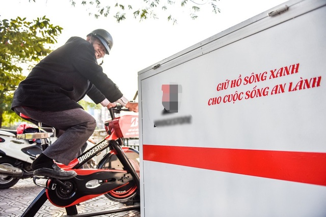 Hà Nội: Người dân hào hứng thử nghiệm xe đạp lọc nước bên hồ Hoàng Cầu - 3
Ý tưởng xe đạp lọc nước lắp ở nơi công cộng từng được thực hiện ở kênh Nhiêu Lộc, TP HCM. Tuy nhiên, ở Hà Nội, đây là lần đầu tiên thiết bị này xuất hiện.