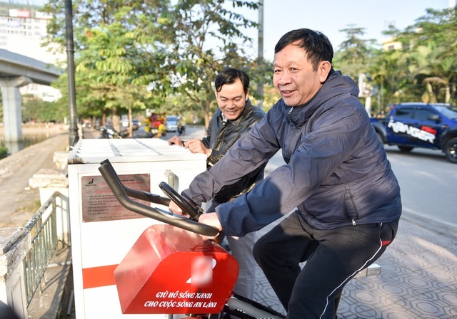 Hà Nội: Người dân hào hứng thử nghiệm xe đạp lọc nước bên hồ Hoàng Cầu - 9
Các hệ thống máy đạp lọc nước do một công ty lắp đặt và bàn giao cho quận Đống Đa.