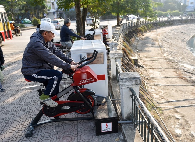 Hà Nội: Người dân hào hứng thử nghiệm xe đạp lọc nước bên hồ Hoàng Cầu - 2
Với sự xuất hiện của những công cụ thể dục mới mẻ, khá nhiều người dân đã hào hứng thử nghiệm. 6 chiếc xe đạp thể dục được kết hợp với 2 thùng lọc nước, dùng sức đạp của người tập thể dục để bơm hút nước hồ qua hệ thống lọc.