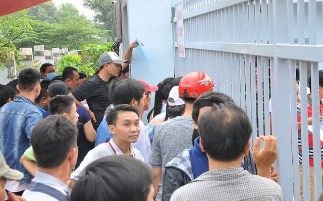 Xếp hàng một ngày một đêm xin cho con vào lớp 1 - 2 Phụ huynh xếp hàng trước cổng Trường tiểu học Trần Quốc Toản (xã Bắc Sơn, Trảng Bom, Đồng Nai) để xin cho con vào lớp 1 (Ảnh: Phạm Tùng)