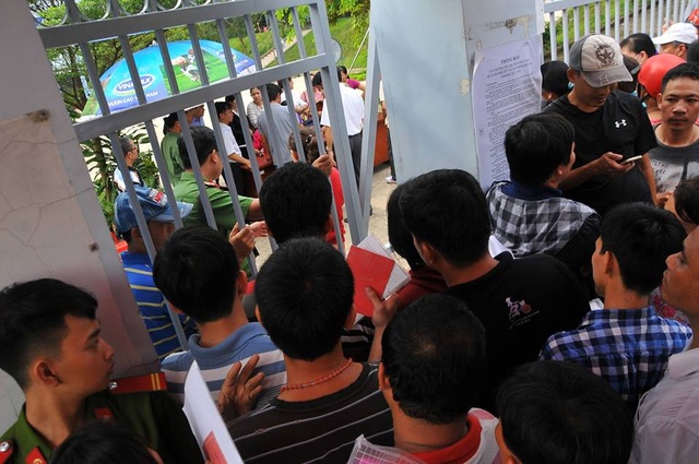 Xếp hàng một ngày một đêm xin cho con vào lớp 1 - 1 Xếp hàng một ngày một đêm xin cho con vào lớp 1 - 1