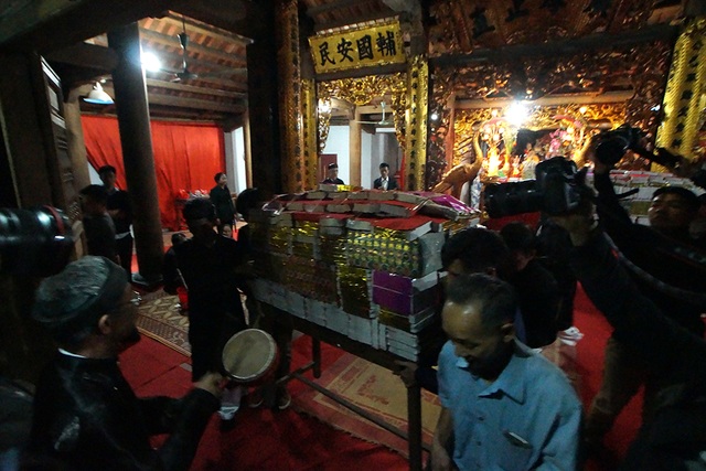 Hà Nội: Dân làng chạy thục mạng rước lửa may mắn về nhà - 5
9h tối, sau khi làm lễ thánh, hai bàn vàng mã được khiêng ra sân đình để rổ chức chia đỏ cho người dân.