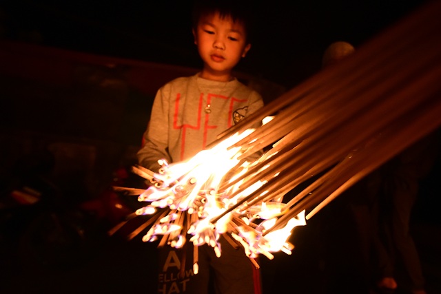 Hà Nội: Dân làng chạy thục mạng rước lửa may mắn về nhà - 7
Cháu Anh Quân (6 tuổi) lần đầu tiên đi xin đỏ cùng người lớn. Sau khi lấy được lửa tại sân đình, cháu vui vẻ chia lại cho những người khác.