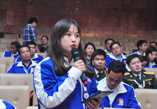 Những bóng hồng xinh đẹp tại Đại hội Đoàn toàn quốc lần thứ XI - 13
Đại biểu Nguyễn Phương Ngọc - bí thư đoàn trường Nguyễn Bỉnh Khiêm (Hà Nội) tại diễn đàn đối thoại với Bộ trưởng Văn hóa - Thể thao và Du lịch.