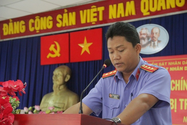 “300 ngày oan sai, tiền bạc và danh dự bị vùi lấp” - 2 Ông Danh Huệ, Phó Viện trưởng Viện KSND TP Biên Hoà, xin lỗi ông Phú.