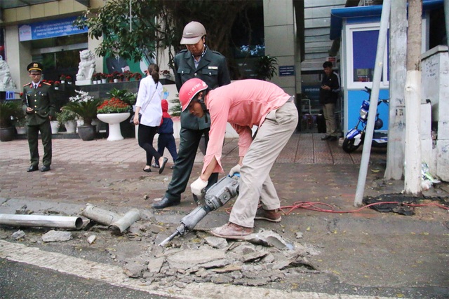 Hà Nội: Điều máy xúc phá bậc thềm trụ sở phường Quốc Tử Giám - 1 Hà Nội: Điều máy xúc phá bậc thềm trụ sở phường Quốc Tử Giám - 1