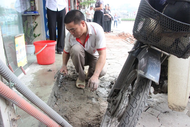 Nhà đang xây bị cưỡng chế phá dỡ phần lấn chiếm vỉa hè - 8 Sau khi bậc thềm lấn chiếm vỉa hè bị lực lượng chức năng phá bỏ, các hộ dân đã chỉnh sửa lại cho đẹp đẽ hơn.