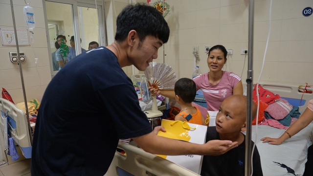 Công Phượng, Xuân Trường mang Trung Thu đến cho các em ở viện K - 2 Xuân Trường quan tâm đến các em trong viện