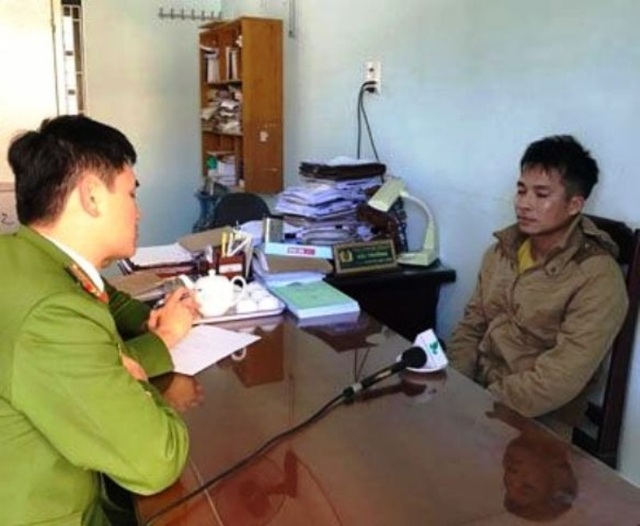 Lao động chui sang Trung Quốc - Những hiểm họa khôn lường - 1
Đối tượng Nguyễn Văn Tú (trú tại Anh Sơn, Tĩnh Gia) bị bắt trên đường đưa người xuất cảnh trái phép sang Trung Quốc