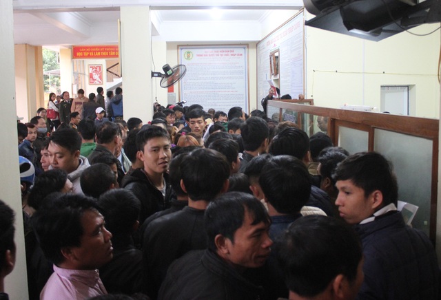Người dân trật tự xếp hàng chờ làm hộ chiếu, “cò” hết đất làm ăn - 11 Tình trạng chen lấn, xô đẩy để làm thủ tục như các năm trước không còn tái diễn (ảnh chụp ngày 15/2/2016, tức ngày mồng 8 Tết Bính Thân)