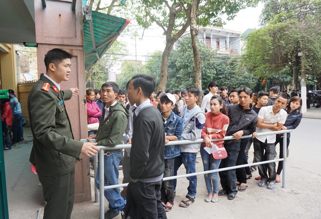 Người dân trật tự xếp hàng chờ làm hộ chiếu, “cò” hết đất làm ăn - 5 Cán bộ Phòng quản lý xuất nhập cảnh kiên quyết yêu cầu người dân vào xếp hàng...