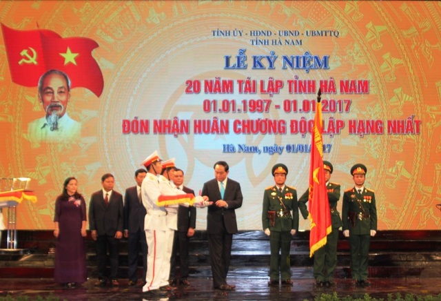 Chủ tịch nước Trần Đại Quang: Tỉnh Hà Nam nên khai thác tối đa lợi thế về hạ tầng giao thông - 2
Thay mặt lãnh đạo Ðảng và Nhà nước, Chủ tịch nước Trần Đại Quang ghi nhận, biểu dương những thành tựu nổi bật 20 năm qua mà Đảng bộ, chính quyền và nhân dân tỉnh Hà Nam đã đạt được