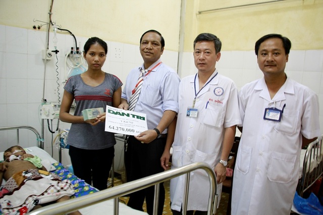 Hơn 64 triệu đồng đến với bé Y Kát Niê - 1
Bác sĩ Y Bliu Arul – Phó Giám đốc Bệnh viện Đa khoa tỉnh Đắk Lắk cùng các bác sĩ trao số tiền 64.270.000 của báo Dân trí gửi tặng đến bé Y Kát Niê