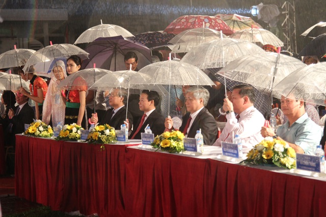 Chủ tịch Yên Bái: “Doanh nghiệp làm ăn chân chính là ân nhân của tỉnh” - 3 Dưới trời mưa, lễ khai mạc chương trình “Lung linh sắc màu Yên Bái” diễn ra sôi nổi với sự tham dự của nhiều lãnh đạo cấp cao của Đảng, Nhà nước.