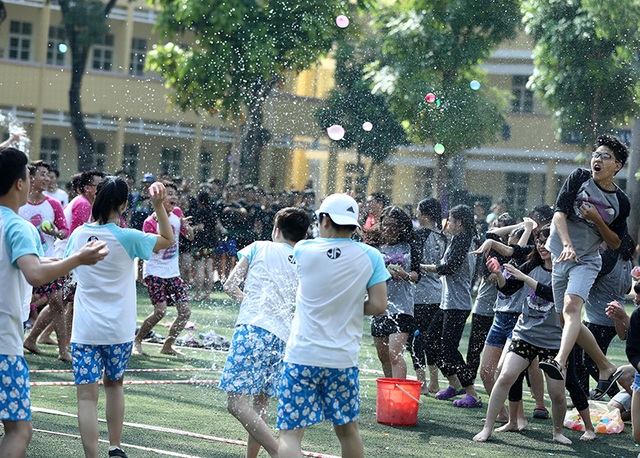 Học sinh cuối cấp THPT Yên Hòa “quậy” hết mình trong lễ hội bóng nước - 7
Trong những “trận đấu” này, luật chơi, điểm số, kết quả chẳng còn quan trọng. Quan trọng là teen cuối cấp đã “chiến” hết mình!