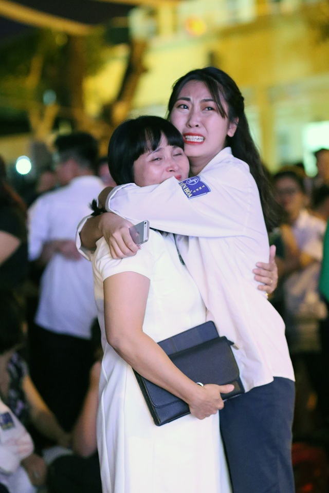 Học sinh Yên Hòa ôm chặt, khóc cảm ơn bố mẹ trong lễ tri ân - 9 Học sinh Yên Hòa ôm chặt, khóc cảm ơn bố mẹ trong lễ tri ân - 9