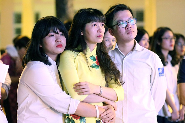 Học sinh Yên Hòa ôm chặt, khóc cảm ơn bố mẹ trong lễ tri ân - 11
Cô giáo chủ nhiệm hòa vào dòng cảm xúc lắng đọng với các bạn học sinh cuối cấp khi giờ chia tay đã đến gần.