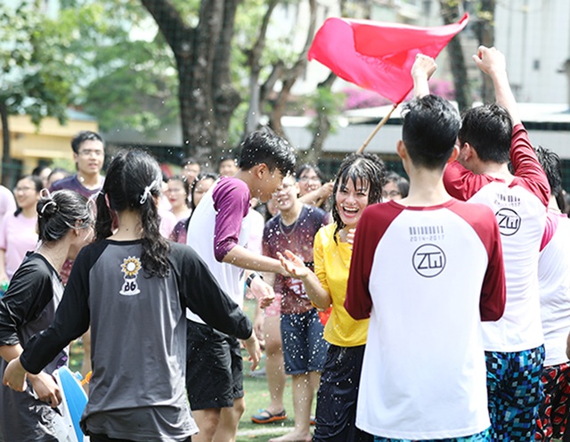 Học sinh cuối cấp THPT Yên Hòa “quậy” hết mình trong lễ hội bóng nước - 8
Cô Nguyễn Thị Nhiếp – hiệu trưởng nhà trường cũng hết mình tham gia cùng những bạn học sinh cuối cấp
