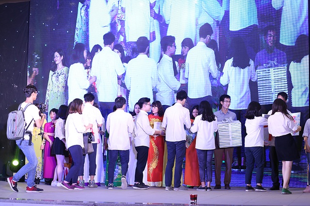 Học sinh Yên Hòa ôm chặt, khóc cảm ơn bố mẹ trong lễ tri ân - 3
Thầy cô nhận những món quà kỷ niệm từ đại diện các lớp 12, ân cần dặn dò các bạn trước khi ra trường.