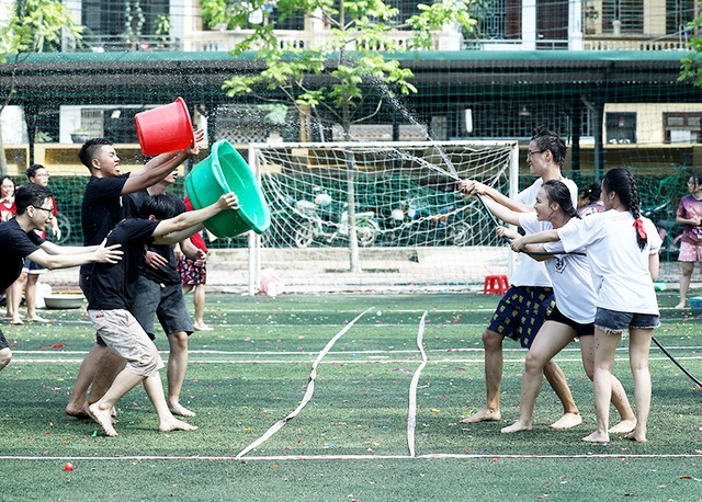 Học sinh cuối cấp THPT Yên Hòa “quậy” hết mình trong lễ hội bóng nước - 3
Những trận đấu bóng nước bắt đầu!