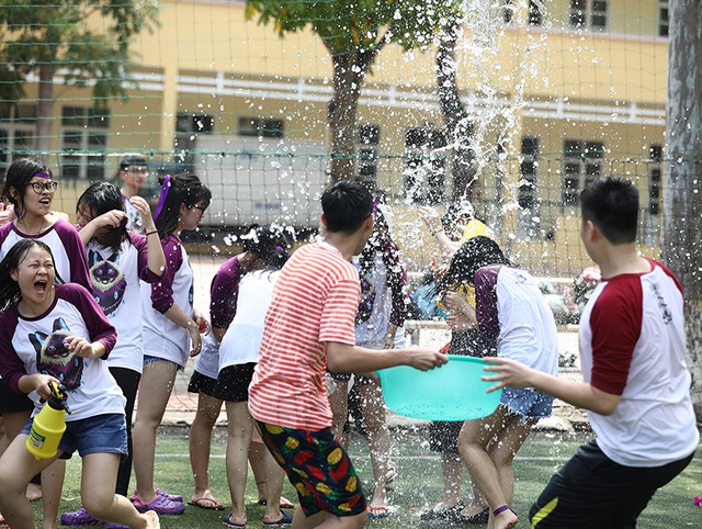 Học sinh cuối cấp THPT Yên Hòa “quậy” hết mình trong lễ hội bóng nước - 4
Tuổi học trò với biết bao tiếng cười, vô lo, vô nghĩ.