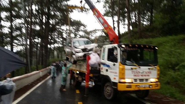 4 ô tô tông nhau trên đèo Prenn, nhiều người bị thương - 4 Xe cứu hộ đưa 4 chiếc xe ra khỏi hiện trường