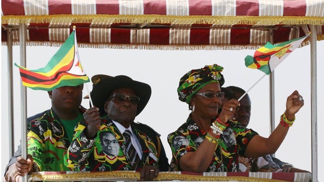 Nhìn lại 37 năm cầm quyền của Tổng thống Zimbabwe Mugabe - 9
Lối sống xa xỉ của nhà Mugabe ngày càng bộc lộ rõ bất chấp kinh tế đất nước đi xuống. (Ảnh: Reuters)