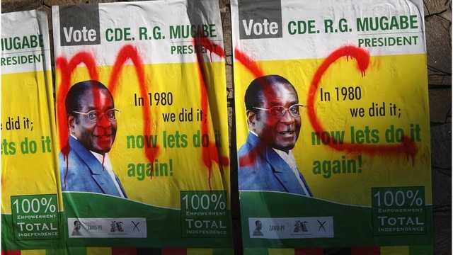Nhìn lại 37 năm cầm quyền của Tổng thống Zimbabwe Mugabe - 12
Tuy nhiên thực tế, tỷ lệ tín nhiệm dành cho ông Mugabe giảm mạnh đặc biệt ở các vùng nông thôn Zimbabwe. Điều này dẫn đến việc ông thất bại trong vòng tranh cử tổng thống đầu tiên vào năm 2008, và chỉ chiến thắng sau khi phe đối lập rút lui. (Ảnh: AFP)