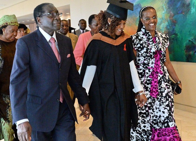 Nhìn lại 37 năm cầm quyền của Tổng thống Zimbabwe Mugabe - 13
Các lệnh trừng phạt của Mỹ và EU buộc ông Mugabe phải theo đuổi chính sách Hướng Đông, cầu viện đầu tư từ Trung Quốc. Ông thường tới các nước châu Á để trị bệnh. Con gái ông, Bona Mugabe cũng theo học ở Hong Kong và Singapore. (Ảnh: AFP)