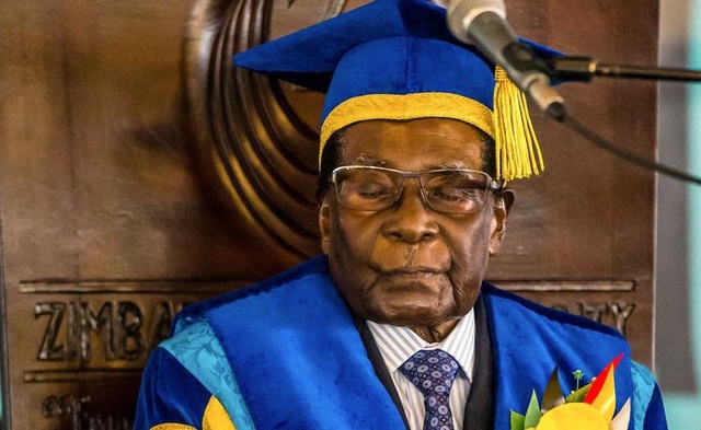 Nhìn lại 37 năm cầm quyền của Tổng thống Zimbabwe Mugabe - 16
Quân đội Zimbabwe gây sức ép bằng mọi cách để buộc ông Mugabe từ chức, mặt khác phủ nhận đây là một cuộc đảo chính. Về phần mình, ông Mugabe chấp thuận từ chức với các điều khoản cho phép ông có thể thoát luận tội và tị nạn ở nước ngoài. Một số nguồn tin nói rằng, ông Mugabe có thể ra ngời ngay sau khi từ chức và có thể xin tị nạn ở Nam Phi. (Ảnh: AFP)