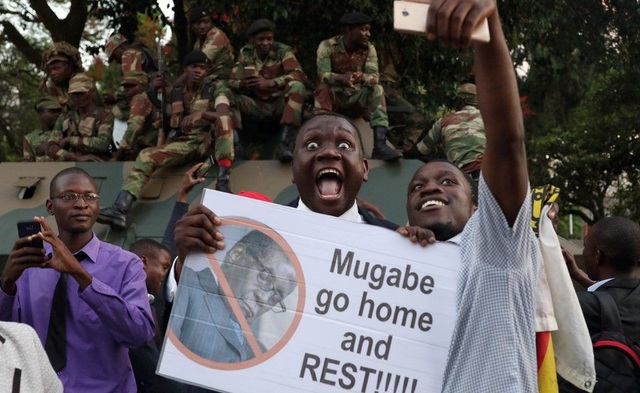 Nhìn lại 37 năm cầm quyền của Tổng thống Zimbabwe Mugabe - 17
Quyết định từ chức của ông Mugabe đã khiến Zimbabwe vỡ òa trong vui mừng. (Ảnh: Reuters)