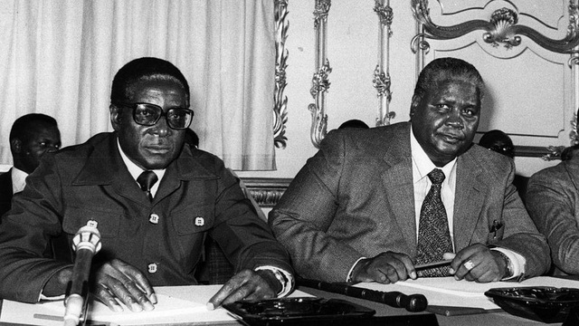 Nhìn lại 37 năm cầm quyền của Tổng thống Zimbabwe Mugabe - 3
Ông bị bắt giam và được thả vào năm 1974 và được coi là anh hùng đấu tranh cho độc lập cũng như là một lãnh đạo có học vấn cao. (Ảnh: Getty)