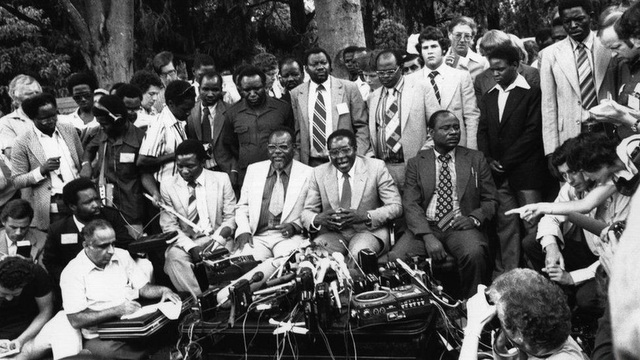 Nhìn lại 37 năm cầm quyền của Tổng thống Zimbabwe Mugabe - 4
Ông trở về nước khoảng hơn 1 tháng trước cuộc tổng tuyển cử sau khoảng 10 năm sống lâu vong. Ông trở thành Thủ tướng Zimbabwe từ năm 1980 đến năm 1987 trước khi trở thành tổng thống từ năm 1987 đến nay. (Ảnh: Getty)