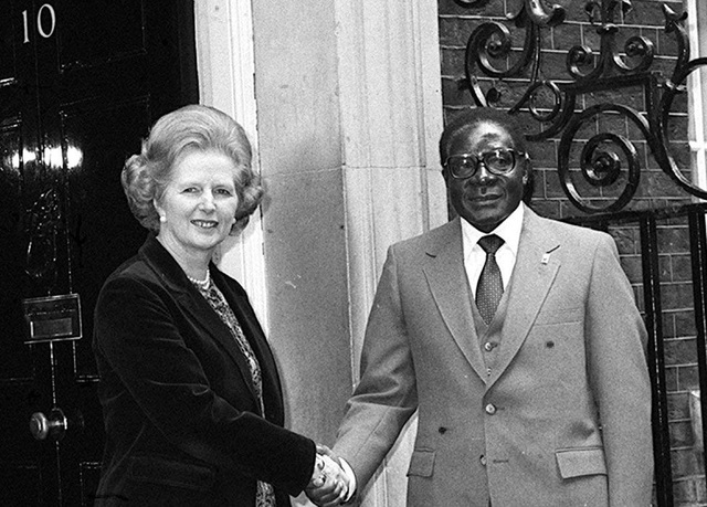 Nhìn lại 37 năm cầm quyền của Tổng thống Zimbabwe Mugabe - 6
Ông được cho là có quan hệ thân thiết với Thủ tướng Anh, Bà đầm thép Margaret Thatcher. (Ảnh: PA)