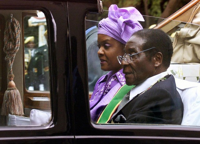 Nhìn lại 37 năm cầm quyền của Tổng thống Zimbabwe Mugabe - 7
Năm 1996, ông kết hôn với nữ thư ký Grace Marufu vài năm sau khi người vợ đầu qua đời. Họ có 1 người con chung và 2 người con riêng của bà Grace. Cũng trong khoảng thời gian này, nền kinh tế Zimbabwe bị tác động tiêu cực bởi quyết định của chính phủ nhằm can thiệp quân sự ở Congo. (Ảnh: AFP)