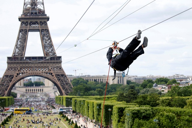Trải nghiệm cảm giác “bay” vèo vèo trên tháp Eiffel bằng zipline - 2 Đây là trải nghiệm hoàn toàn miễn phí, nằm trong các hoạt động khởi động du lịch hè của thành phố
