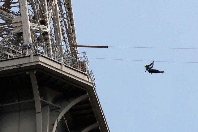Trải nghiệm cảm giác “bay” vèo vèo trên tháp Eiffel bằng zipline - 3 Mỗi du khách đi hết đường dây trượt trong thời gian khoảng 1 phút