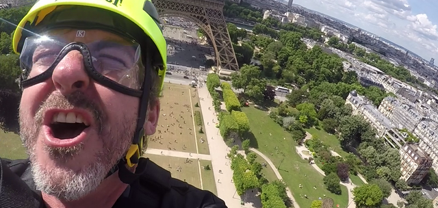 Trải nghiệm cảm giác “bay” vèo vèo trên tháp Eiffel bằng zipline - 4 Cận cảnh gương mặt phấn khích của một du khách
