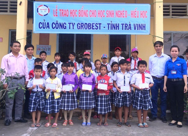 Grobest Việt Nam trao 160 suất học bổng đến các em học sinh nghèo tỉnh Trà Vinh - 5 Các địa biểu, đại diện công ty Grobest Việt Nam chụp ảnh lưu niệm với các em học sinh trường tiểu học Long Hòa