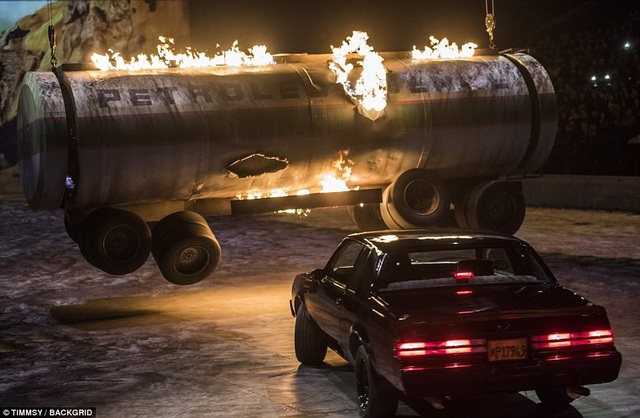 Choáng ngợp với liveshow “Fast & Furious” tiêu tốn 800 tỷ đồng - 1 Liveshow “Fast & Furious” đã khiến những khán giả có mặt ở trung tâm tổ chức sự kiện O2 Arena (London, Anh) vào tối thứ 6 vừa qua phải choáng ngợp, sau đây, sẽ chính thức bắt đầu tour lưu diễn “Fast & Furious” vòng quanh thế giới rất được chờ đợi.