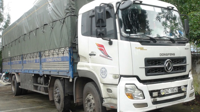 Bắt gần 2 tấn gỗ hương, trắc không giấy tờ - 2 Xe tải đã bị lực lượng chức năng tạm giữ. (Ảnh: QLTT)