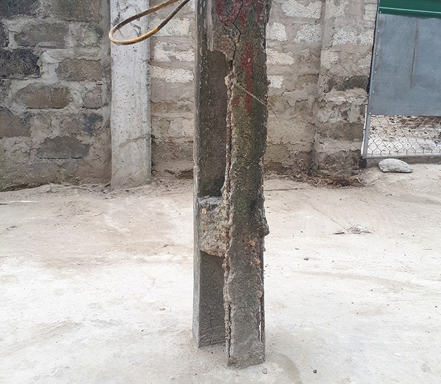 “Quái lạ” những cột điện mọc chình ình giữa đường - 3
Chân cột điện xuống cấp bong tróc, lòi cả cốt thép.