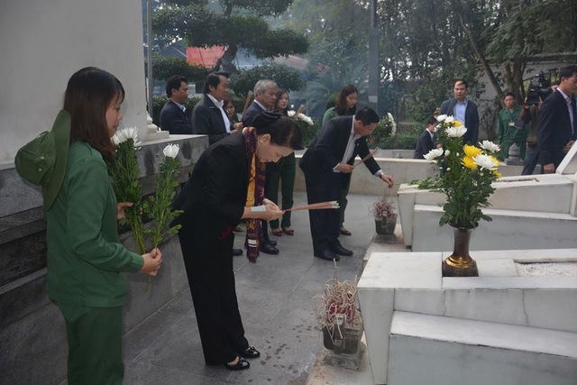 Chủ tịch Quốc hội: Tạm để tài nguyên trong lòng đất, tập trung khai thác biển - 1 Chủ tịch Quốc hội thắp hương tại Khu mộ 10 cô gái Ngã ba Đồng Lộc.