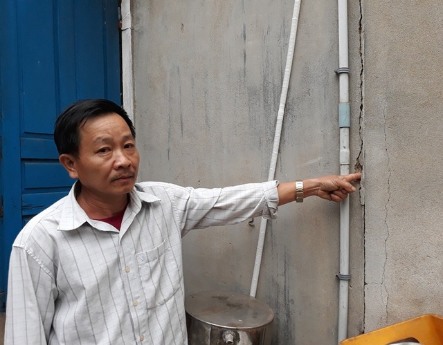 Thi công Quốc lộ 1 gây nứt nhà dân, chủ đầu tư chối đền bù? - 1 Ông Quát cho rằng thi công QL1 đã làm nhà nứt nhưng đến nay hơn 2 năm vẫn chưa được đền bù